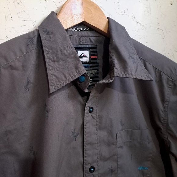 Quiksilver | Men's Gray Short button down short Sleeve Shirt - Picture 3 of 11